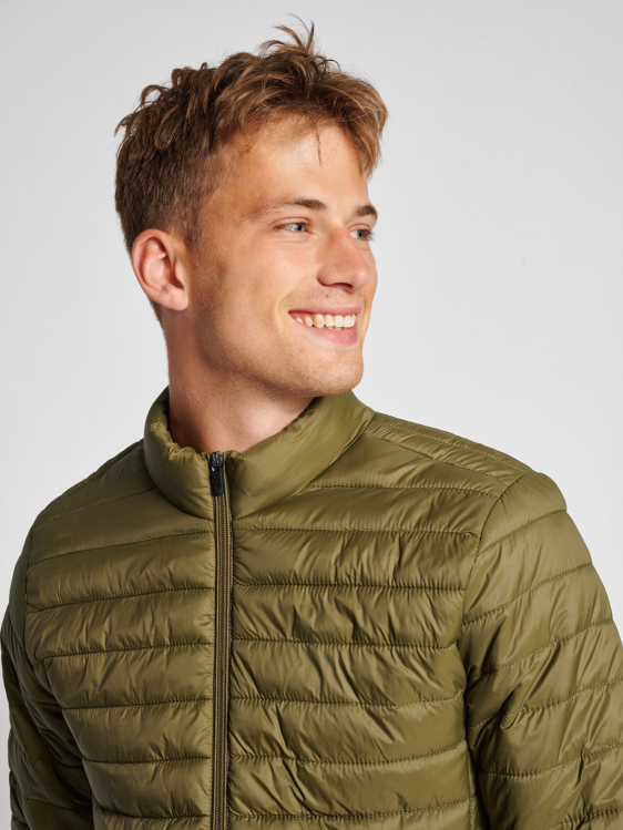 se Hummel män hmlröd quiltad jacka LL40V895 \"quiltad jacka\"